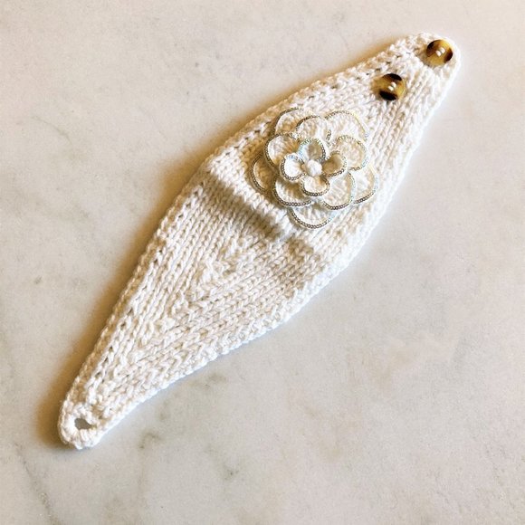 White knit headband / ear warmer, adjustable button closure, flower (hand made) - Picture 2 of 8